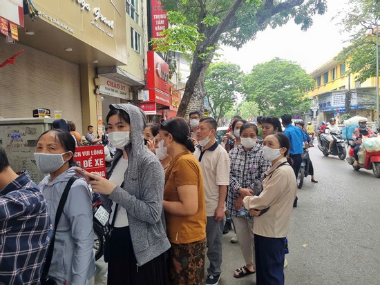Người mua vàng cãi vã, xếp hàng cả tiếng rồi 'quay vào ô mất lượt'