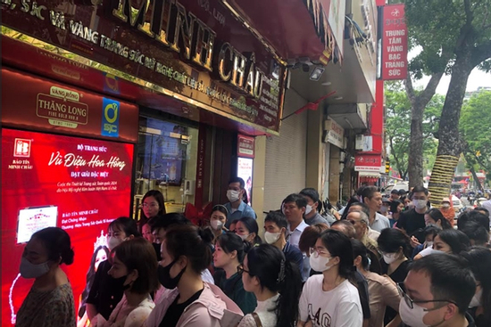 Giá vàng biến động mạnh, điều quen thuộc lại xuất hiện tại 'phố vàng' ở Hà Nội