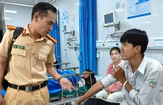 Danh tính 20 học sinh vụ ô tô lật ngửa, có em chấn thương sọ não và ngực