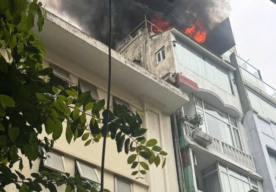 Hà Nội: Cháy nhà cạnh trường tiểu học ở quận Hoàn Kiếm, nhiều học sinh phải sơ tán ra ngoài
