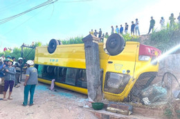 Xe chở học sinh bị lật trên Quốc lộ 19