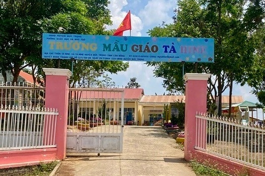 Bé trai tử vong do xích đu trong sân trường đổ đè lên người
