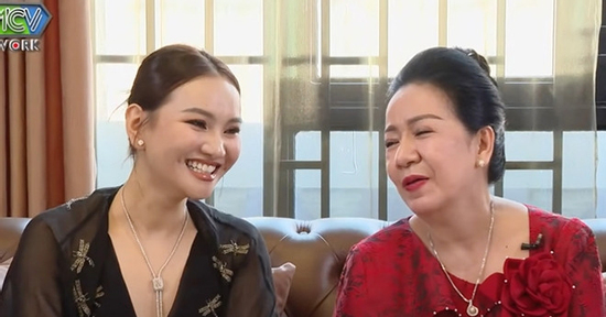 Cô gái được bà chủ tiệm kim cương nổi tiếng khen nức nở, coi như con ruột