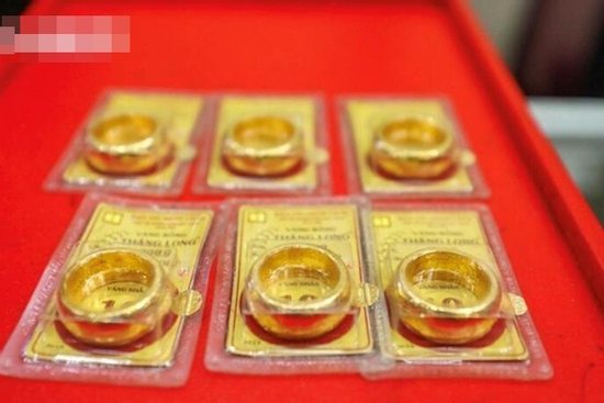 Bị đòi nợ gấp, giá vàng hơn 120 triệu đồng/lượng vẫn phải xếp hàng mua từng chỉ