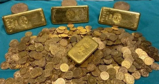Sắp bán nhà thì phát hiện 5 thỏi vàng, 1.000 đồng tiền vàng trị giá 19 tỷ đồng bên trong