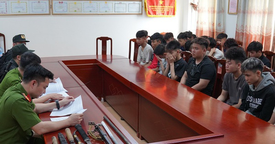 29 thanh, thiếu niên cầm súng, dao kiếm vô cớ chặn đánh người dân đi đường