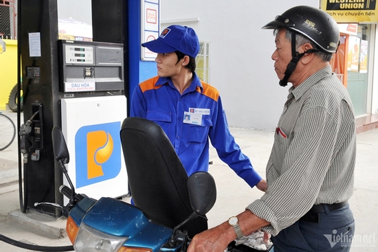 Giá xăng tăng vọt, RON 95 vượt 19.000 đồng/lít