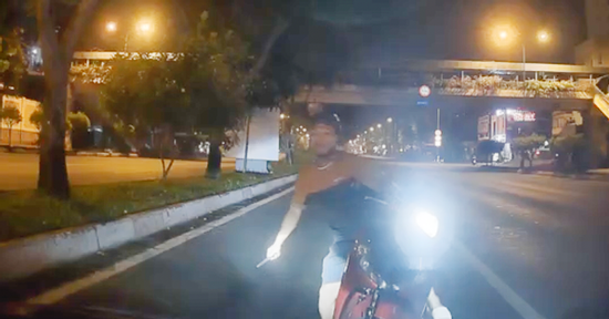 Cảnh sát xác minh clip người đi xe máy chặn đầu ô tô, cầm vật nhọn doạ tài xế