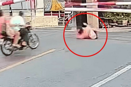 Cố vượt qua rào chắn tàu hỏa, người đàn ông khiến vợ gặp họa, camera an ninh ghi lại cảnh đáng sợ