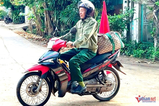 Cựu binh 75 tuổi mới xuất viện, một mình lái xe máy vượt 330km để dự đại lễ 30/4