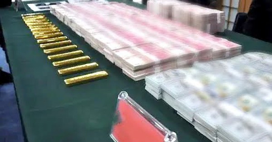 Kiểm tra nhà người phụ nữ 57 tuổi, phát hiện hơn 35 tỷ đồng tiền mặt và 16 kg vàng