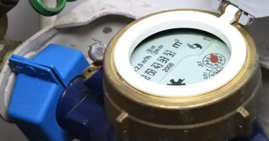 Nhận hóa đơn nước hơn 300 triệu đồng, gia chủ yêu cầu nhân viên đến kiểm tra đồng hồ nước thì phát hiện cảnh tượng khó tin