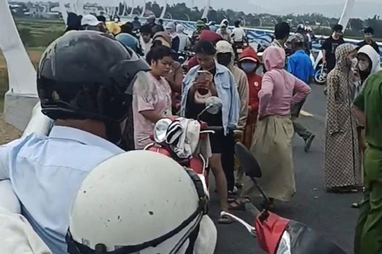 Thấy xe và dép con trên cầu, mẹ già khóc ngất
