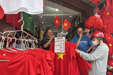 Người dân TPHCM nườm nượp đi mua áo, mũ, cờ đỏ sao vàng