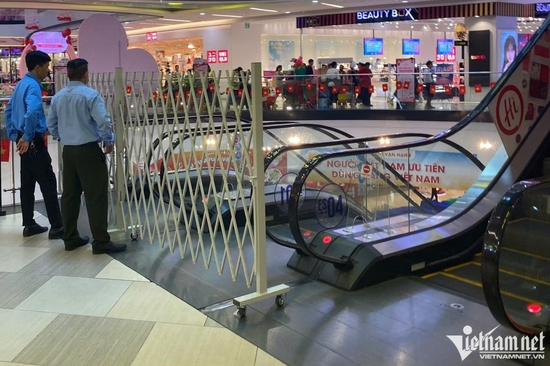 Cận cảnh hiện trường vụ nghi nhảy lầu lần 3 ở Vạn Hạnh Mall