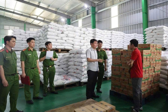 Cảnh sát đột kích xưởng làm giả 71 nghìn lít dầu ăn, 40 tấn mì chính