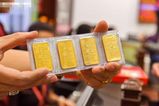 Giá vàng biến động liên tục, nhà đầu tư nên mua hay bán?