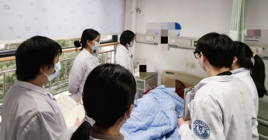 Người phụ nữ bị nhiễm trùng huyết nguy kịch vì sử dụng giấy vệ sinh