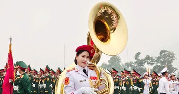 Nữ chiến sĩ 'khối hoa hậu' vác kèn nặng 19kg tập diễu binh thu hút sự chú ý