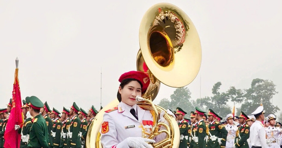 Nữ chiến sĩ 'khối hoa hậu' vác kèn nặng 19kg tập diễu binh thu hút sự chú ý