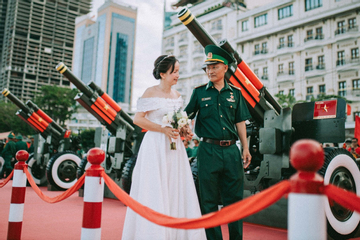 Vợ chồng U60 chụp ảnh cưới ở bến Bạch Đằng nhận hàng nghìn lượt 'thả tim'