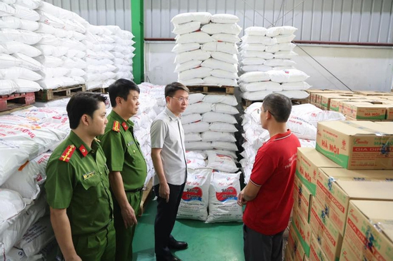 Bên trong xưởng sản xuất 71 nghìn lít dầu ăn, 40 tấn mì chính giả