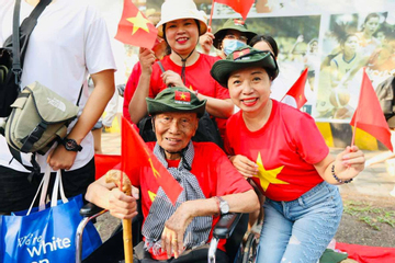 Cựu chiến binh 93 tuổi ngồi xe lăn về TPHCM xem diễu binh, diễu hành