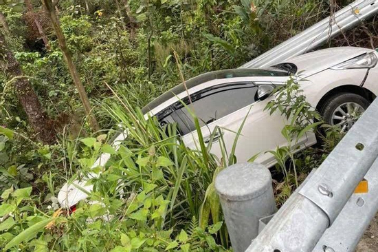 Liên tiếp tai nạn trên đèo Tam Đảo: Ô tô con lao qua hộ lan