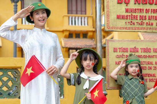 Hoa hậu Ngọc Hân, Hòa Minzy 'gây sốt' với hình ảnh đẹp hướng tới Đại lễ 30/4