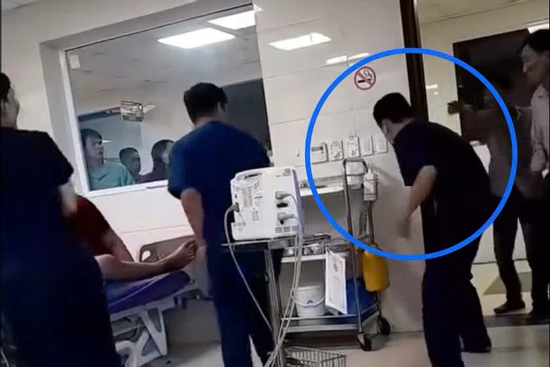 Bác sĩ cấp cứu thành công dù bị người nhà bệnh nhân gào chửi, đấm đạp