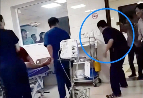 Bị người nhà bệnh nhân đấm đạp, y bác sĩ vẫn nỗ lực cấp cứu: Thông tin mới nhất