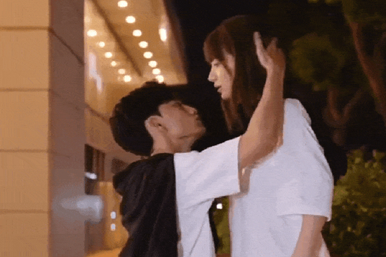 Cặp sao Việt bị đồn hẹn hò suốt 2 năm: Nhà gái là “nấm lùn” có 5 triệu fan, nhà trai cực đa tài