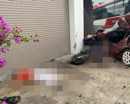 Điều tra vụ xe khách mất lái gây tai nạn, khiến 1 người chết, nhiều người bị thương ở Bắc Giang