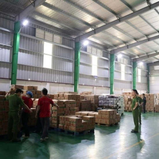 Hàng trăm tấn dầu ăn, mì chính, hạt nêm giả được tuồn vào bếp ăn khu công nghiệp