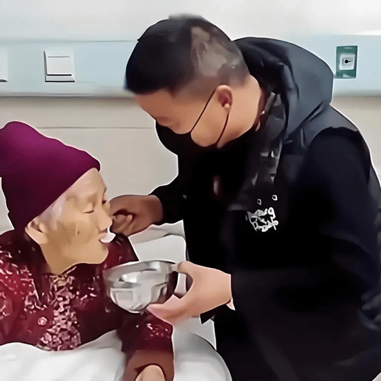 Mẹ 93 tuổi qua đời để lại 900 triệu đồng, em trai kiện anh đòi thừa kế 1/2 tài sản nhưng tòa tuyên bố: ‘‘Anh không được đồng nào”