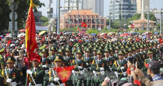 Xúc động khoảnh khắc đoàn diễu binh 'đi giữa vòng tay nhân dân'
