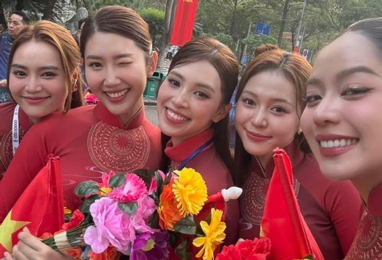 Đại lễ 30/4: Lan Ngọc, Tiểu Vy và dàn sao Việt tự hào tham gia diễu hành, Hoà Minzy đưa con trai 