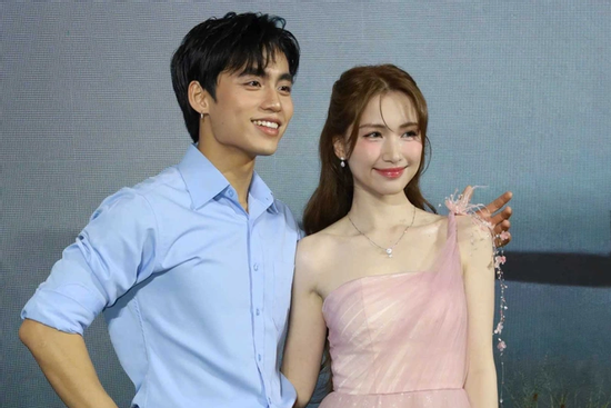 Cả showbiz đến ôm MONO, vắng mỗi anh trai Sơn Tùng M-TP