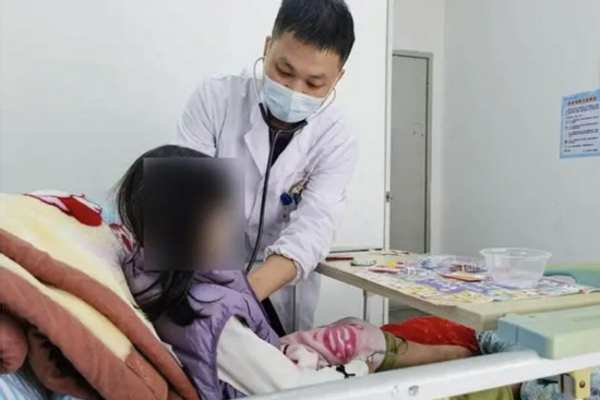 Cha mẹ nhờ AI tư vấn chữa bệnh, con 3 tuổi nguy kịch