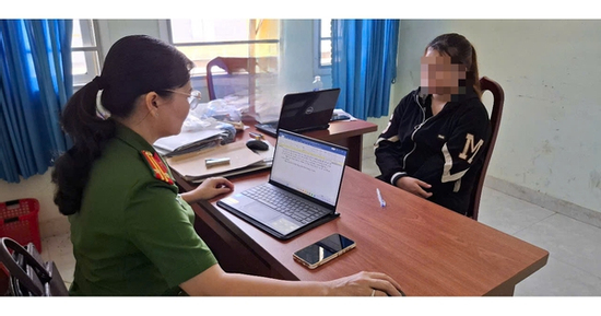 Tạm giữ bảo mẫu bạo hành bé gái 2 tuổi tại điểm giữ trẻ tự phát