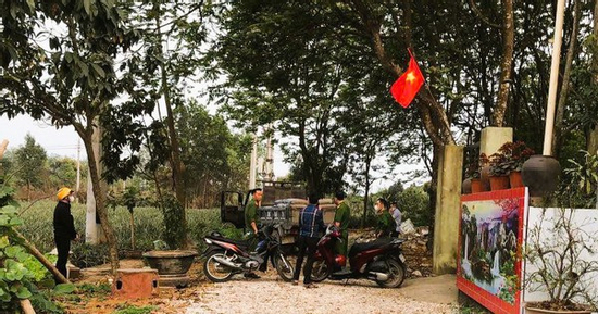 Xe chở vật liệu lùi cán tử vong một cháu nhỏ