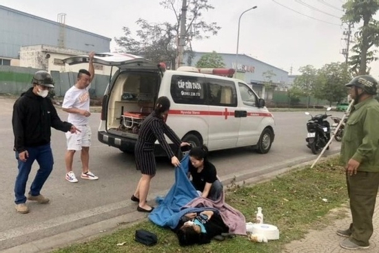 Mang thai nhưng không hay biết, người phụ nữ đẻ rơi trên đường đi xin việc