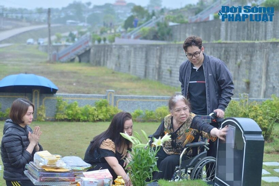 Xúc động mẹ 80 tuổi ngồi xe lăn vượt 50km tới thăm mộ con trai trong tết Thanh Minh