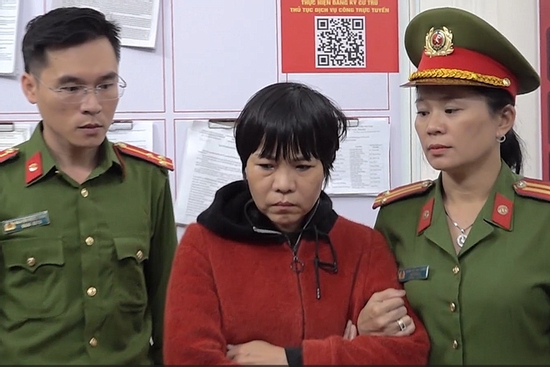 Đưa người mẹ giết con để trục lợi bảo hiểm về dựng lại hiện trường, ngàn người theo dõi