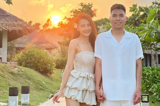 MC Huyền Trang dịu dàng hiếm thấy khi đi nghỉ dưỡng với cầu thủ Đức Huy