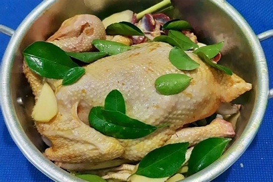 4 cách luộc gà không cần nước