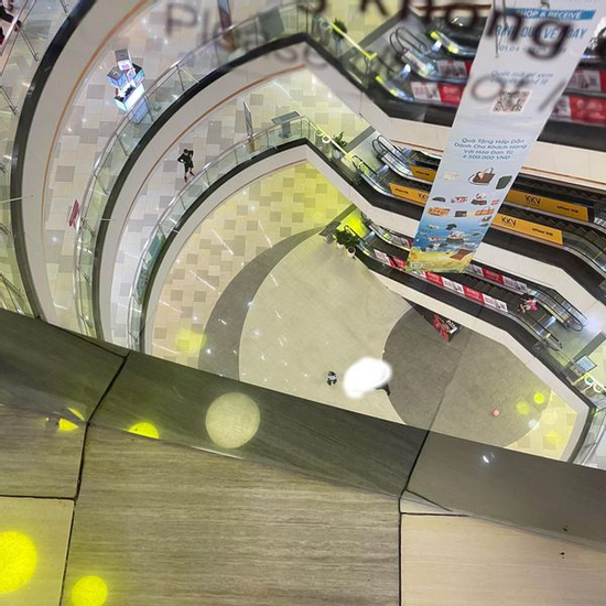 Vụ nam giới rơi lầu tại Vạn Hạnh Mall: Tìm thấy giấy tờ có ghi nhiều thông tin tại hiện trường