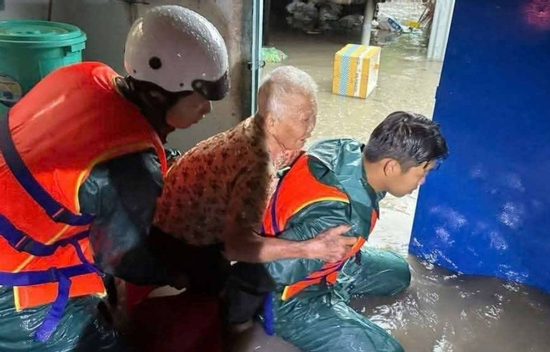 Bình Dương ngập nặng sau một cơn mưa, nhiều người mắc kẹt chờ giải cứu