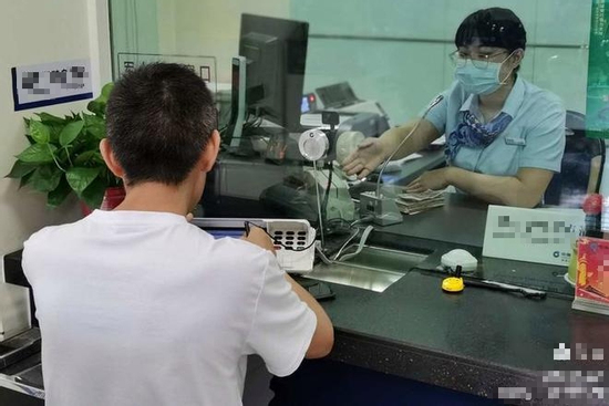 Nhận được 132 triệu đồng tiền chuyển khoản nhầm, người đàn ông khẳng định: Tài khoản đã bị khoá, không có trách nhiệm trả lại tiền?