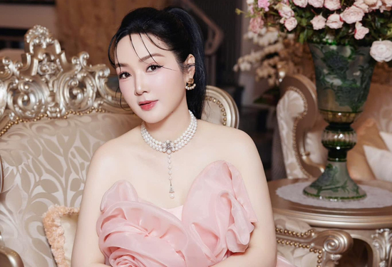 Nữ nghệ sĩ sở hữu biệt thự 4 tầng, rộng 1000m2 ở Thủ Đức, 54 tuổi đẹp nuột nà như 20 nhưng lẻ bóng